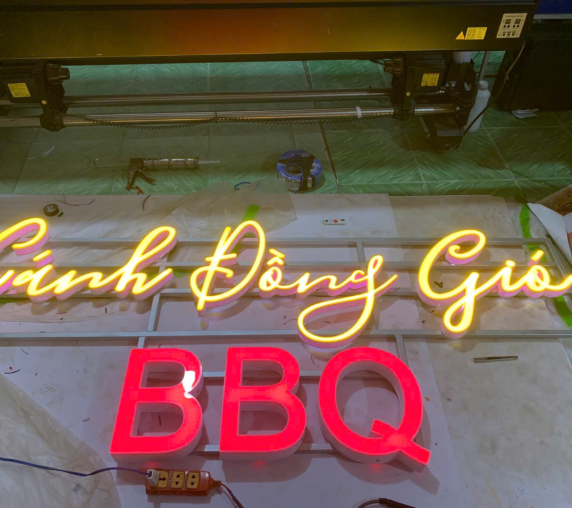 Biển mica đèn LED – Giải pháp quảng cáo nổi bật cả ngày lẫn đêm