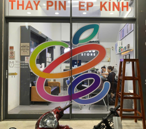 Decal dán kính – Giải pháp trang trí và quảng cáo hiệu quả cho cửa hàng