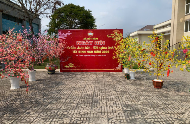 In bạt cho ngày hội xuân đoàn kết - tết nghĩa tình xã Hồ Tràm
